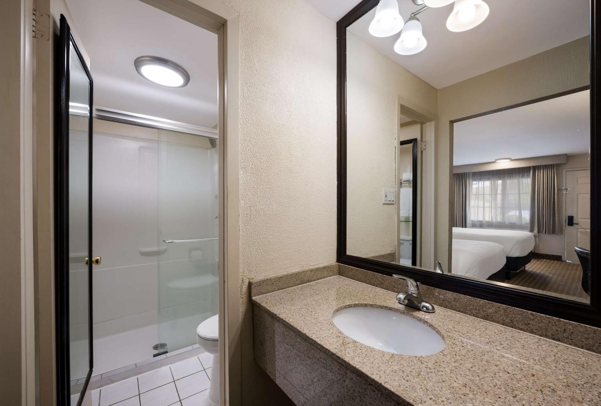 Surestay Plus By Best Western Woodbury Inn Bagian luar foto