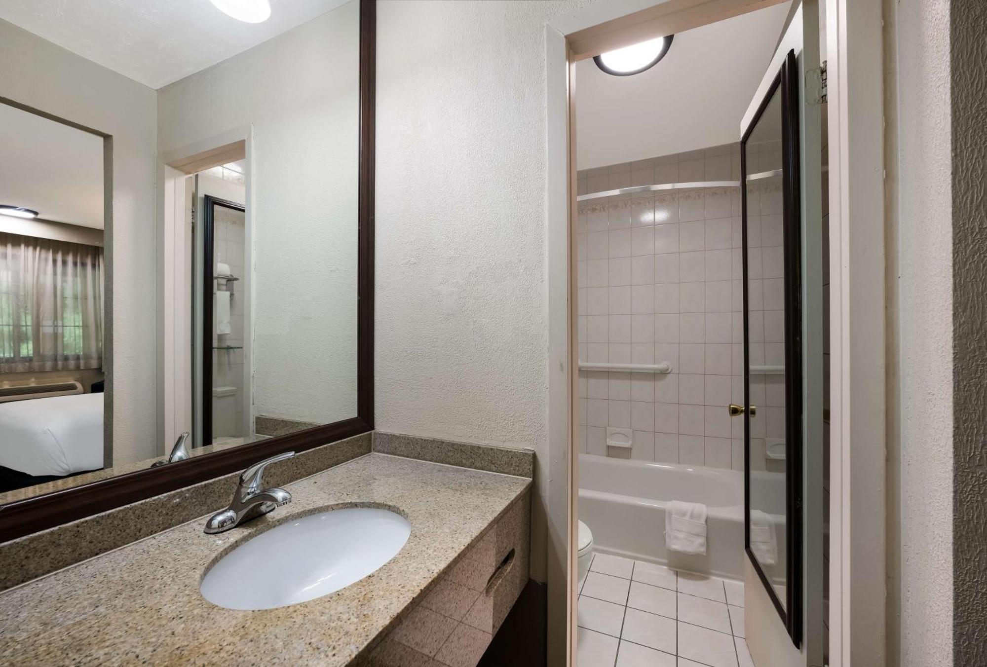 Surestay Plus By Best Western Woodbury Inn Bagian luar foto